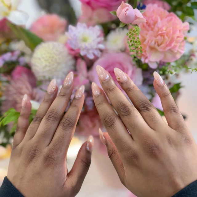 Soft glam energy only 💕

Book now at: https://gemmanailsspa.ca And enjoy 20% off for first visits end of this months 
#nails #nailinspo #nailsoftheday #naildesign