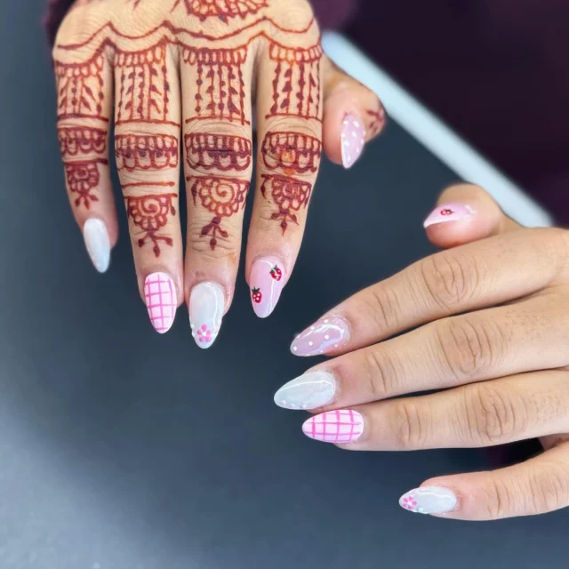 Strawberry kisses & delicate details 🍓💅

#NailArt #CuteNails #PinkNails #PastelNails #springnails