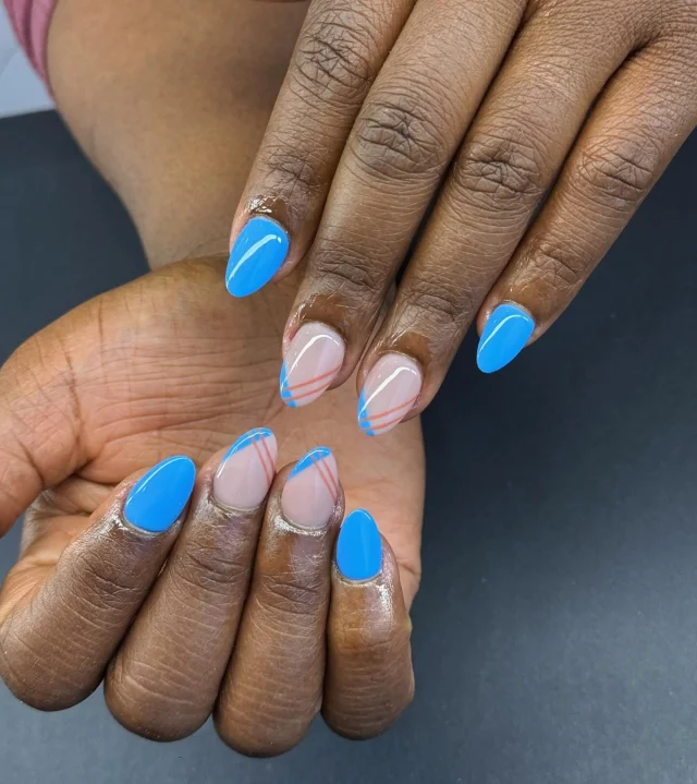 Soft glam with a pop of blue 💙

Book now at: https://gemmanailsspa.ca

#nailsofinstagram #nailinspo #nailart #naildesigns #springnail