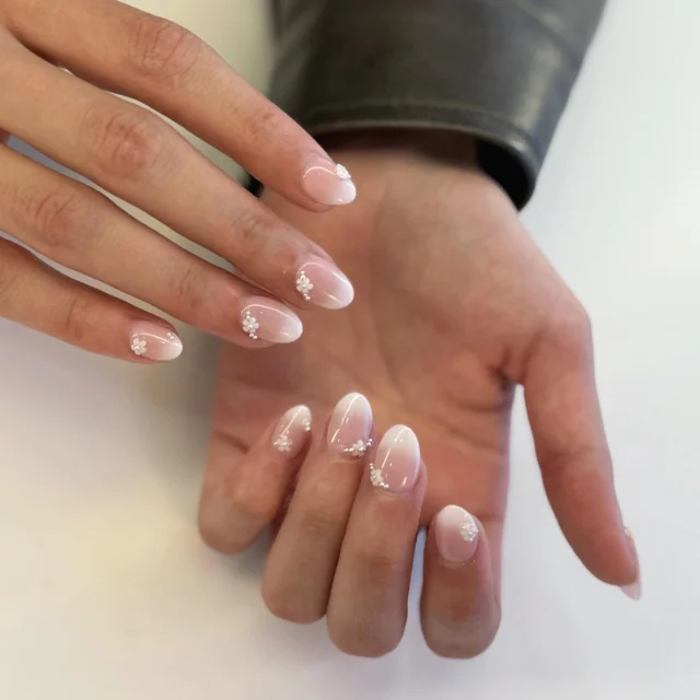 Delicate details, timeless vibe 🤍

Book now at: https://gemmanailsspa.ca

#nails #nailsofinstagram #nailart #manicure #nailinspo