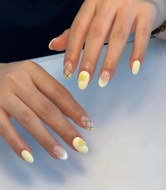 Floral frenchies forever 🌼

Book now at: https://gemmanailsspa.ca

#nails #nailart #springnails #florarnails #gemmanails&spa