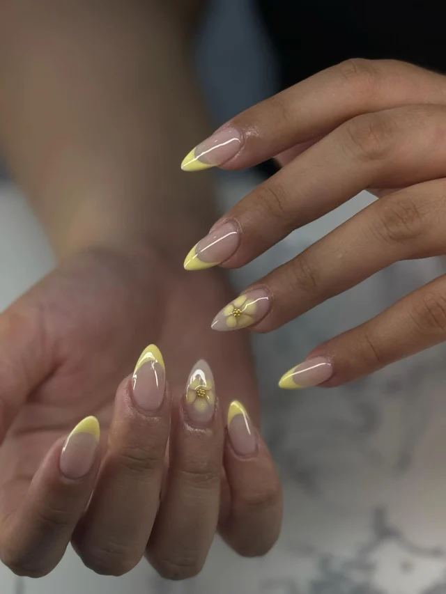 Lemon tips & sunny vibes 🍋✨

#nails #nailart #frenchnails #yellownails #springnails