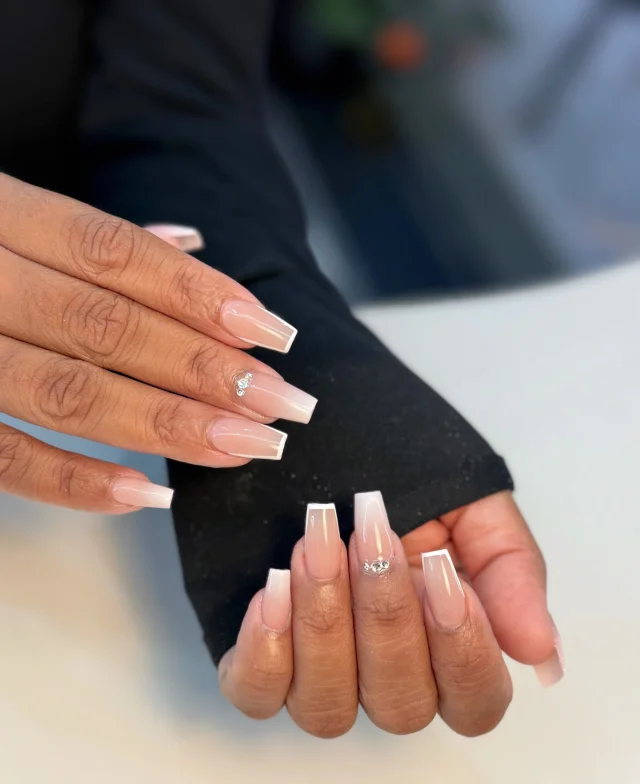 When less is more... elegance speaks for itself. 🤍

Book now at: https://gemmanailsspa.ca

#GemmaNailsSpa #FrenchTips #FrenchNails #ClassyNails #NudeNails