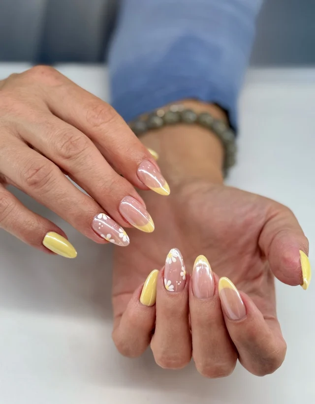 Bringing sunshine everywhere with these blooming beauties. 💛🌼
Book now at: https://gemmanailsspa.ca

#GemmaNailsSpa #YellowNails #FrenchTips #DaisyNails #SummerNails