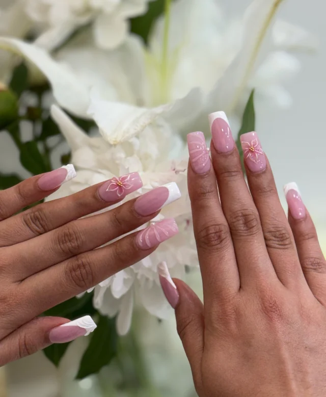 Tiny floral details with white petals and gold centers 🌸⭐️

Book now at: https://gemmanailsspa.ca

#nailsinspo 
#missisauganailsalon
#summernailsinspo 
#nailart 
#GemmaNailsSpa