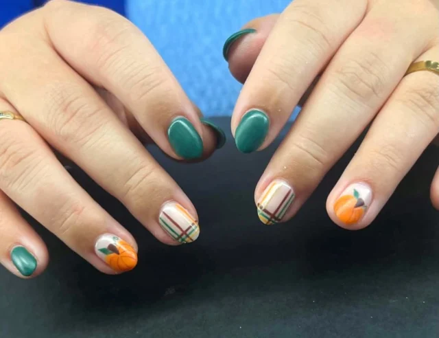 A little pumpkin magic for your nails. 🎃💚

Book now at: https://gemmanailsspa.ca

#FallNails #AutumnNails #PumpkinNails #HalloweenNails