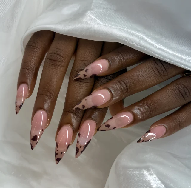 🍫✨ Leopard print meets soft pink for the perfect luxe nail moment. 🤎💅🏾

Book now at: https://gemmanailsspa.ca

#LeopardNails #NailInspo #NailArt #AlmondNails #PinkNails